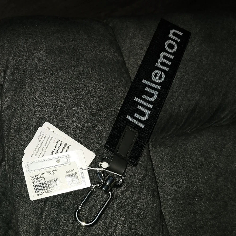 Lululemon Never Lost Keychain!! Nwts, BLK/WHT!!